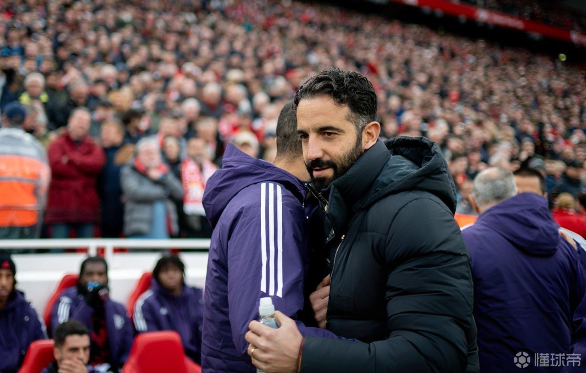 开云体育葡超转会期走向成谜，曼联官宣签约，赛场秩序良好，更衣室氛围转暖的简单介绍